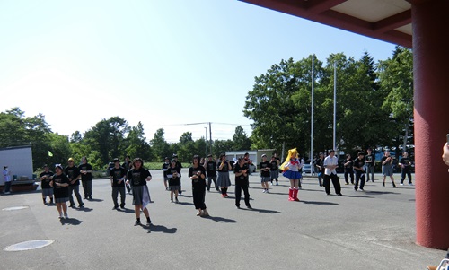 高校生のダンスパフォーマンス