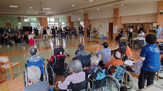 高校生のダンスパフォーマンス