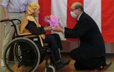 副町長より花束の贈呈